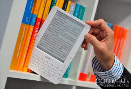 La Biblioteca Municipal de Cazalla presta libros electrónicos 